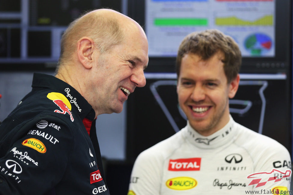 Sebastian Vettel y Adrian Newey sonríen en Red Bull