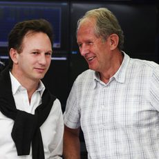 Christian Horner y Helmut Marko hablan en boxes