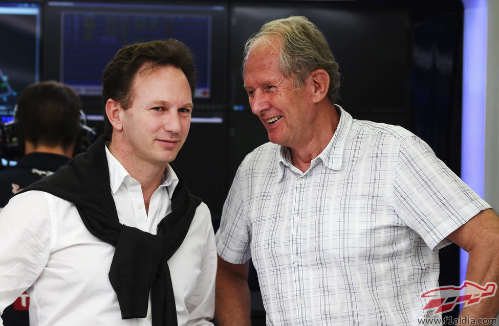 Christian Horner y Helmut Marko hablan en boxes