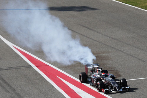 Humareda blanca en el C33 de Adrian Sutil