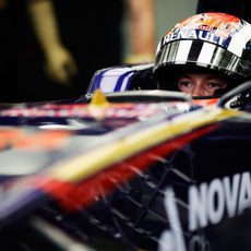 Daniil Kvyat se prepara para salir a la pista