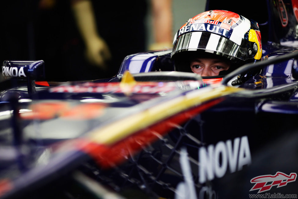 Daniil Kvyat se prepara para salir a la pista