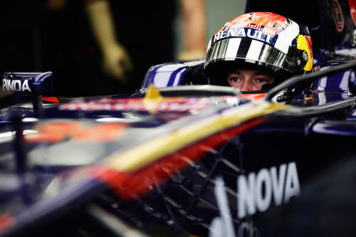 Daniil Kvyat se prepara para salir a la pista