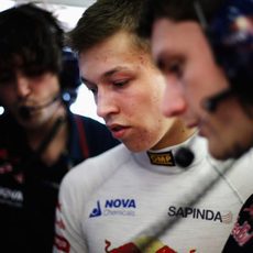 Daniil Kvyat comenta la sesión con el equipo