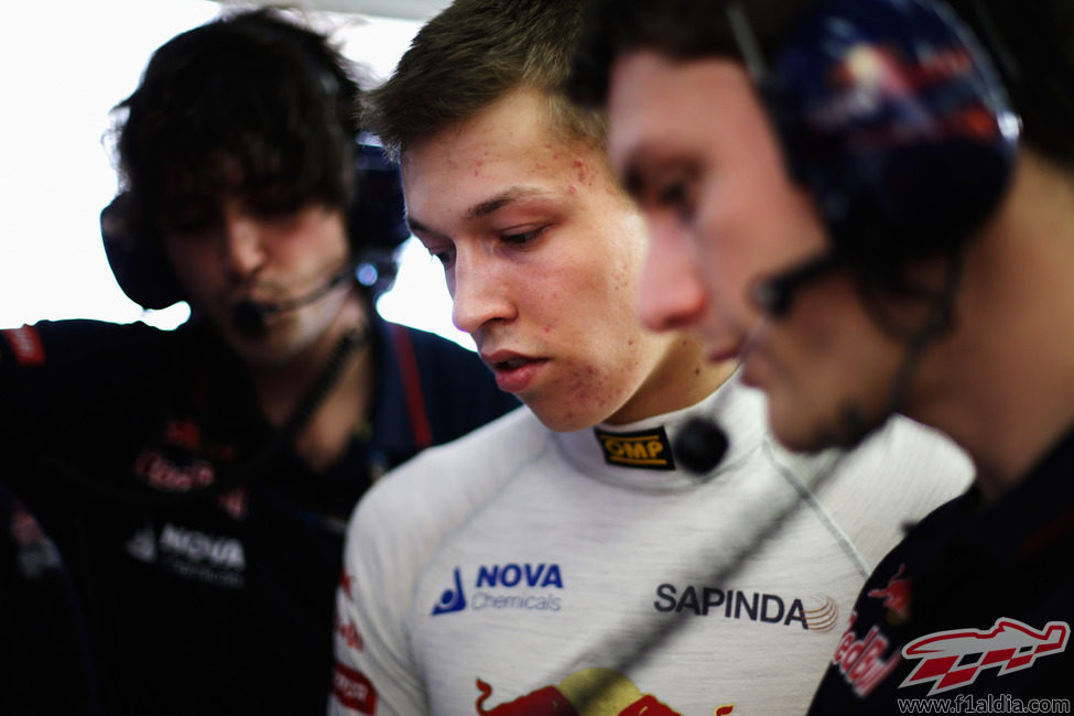 Daniil Kvyat comenta la sesión con el equipo