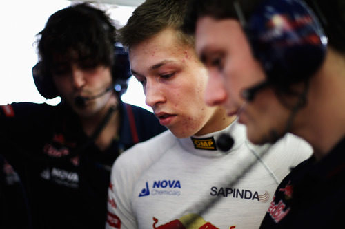 Daniil Kvyat comenta la sesión con el equipo