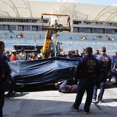 El RB10 regresa a boxes cubierto por una sábana