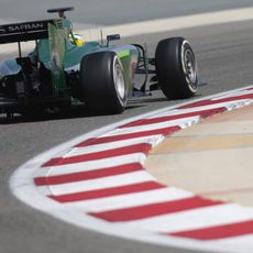 El Caterham de Marcus Ericsson rueda en Baréin