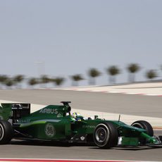 Marcus Ericsson pilota el Caterham CT05 en su último día de test