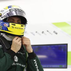 Marcus Ericsson se ajusta el casco antes de salir a la pista