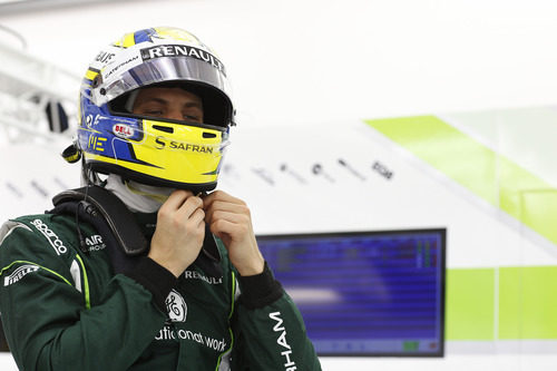 Marcus Ericsson se ajusta el casco antes de salir a la pista