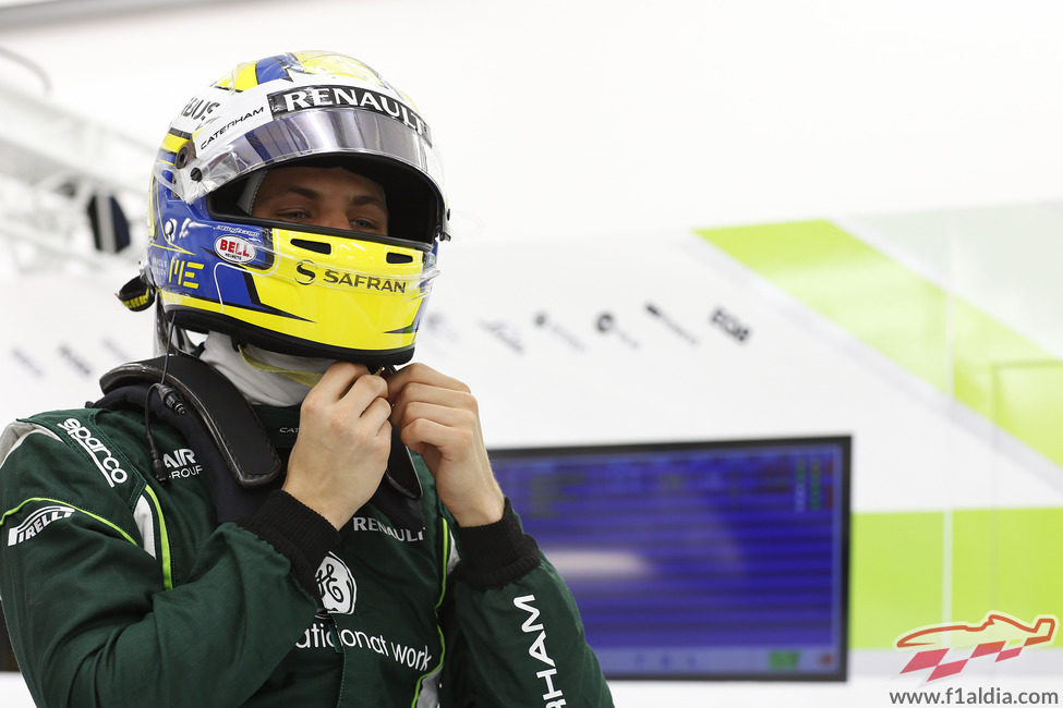 Marcus Ericsson se ajusta el casco antes de salir a la pista