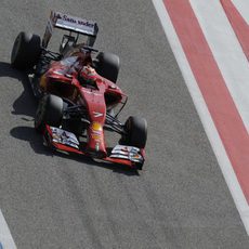 Kimi Räikkönen entra en boxes en Sakhir