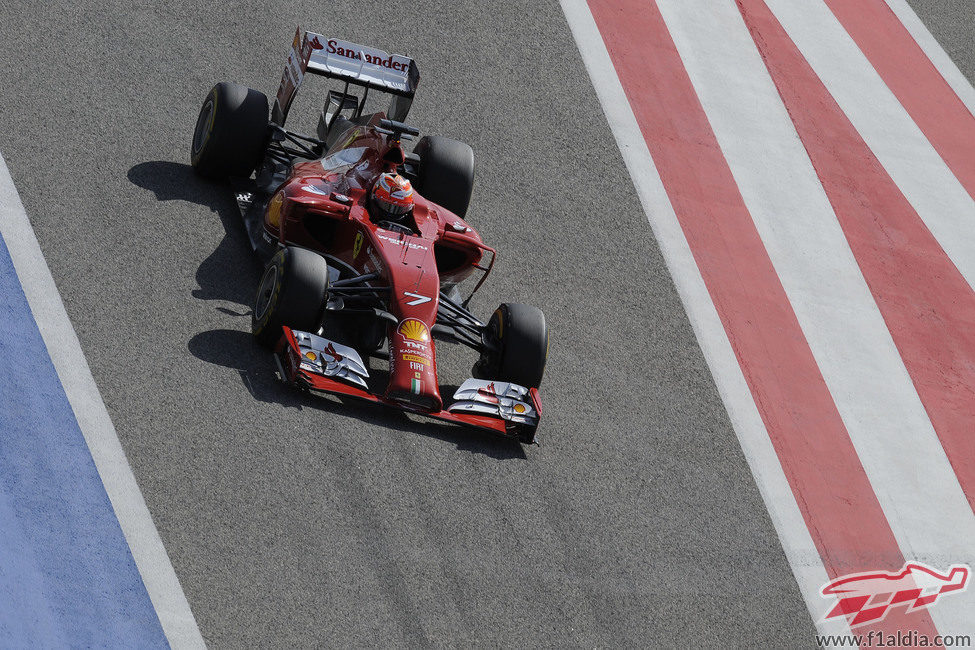 Kimi Räikkönen entra en boxes en Sakhir