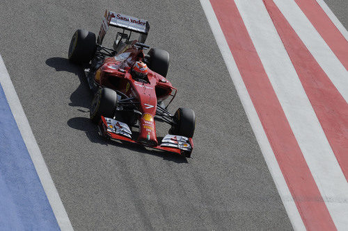 Kimi Räikkönen entra en boxes en Sakhir