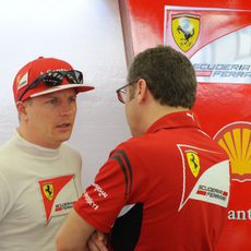 Kimi Räikkönen charla con Stefano Domenicali