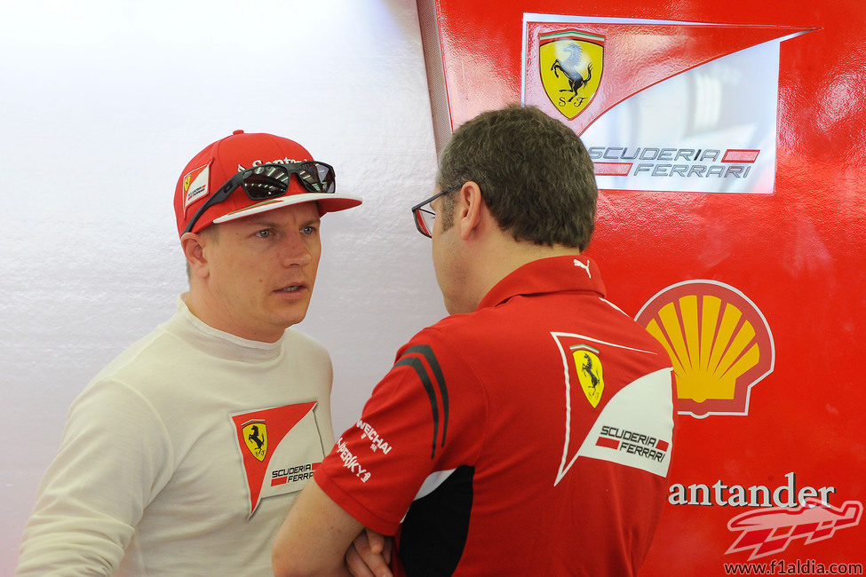 Kimi Räikkönen charla con Stefano Domenicali