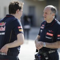 Franz Tost charla con James Key en Baréin