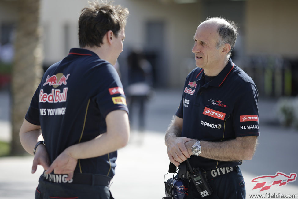 Franz Tost charla con James Key en Baréin