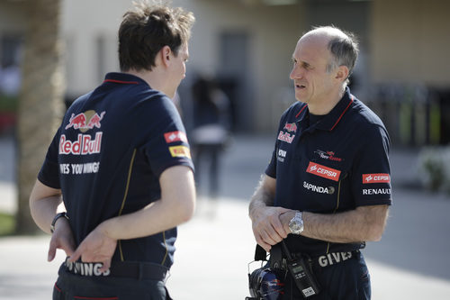 Franz Tost charla con James Key en Baréin