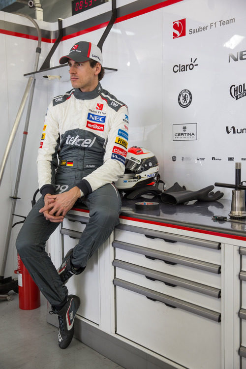 Adrian Sutil, a la espera en el garaje de Sauber