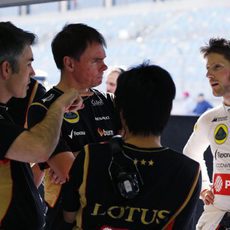 Romain Grosjean habla con Ayao Komatsu, Nick Chester y Alan Permane