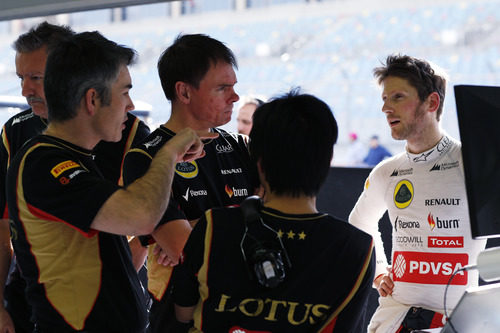 Romain Grosjean habla con Ayao Komatsu, Nick Chester y Alan Permane
