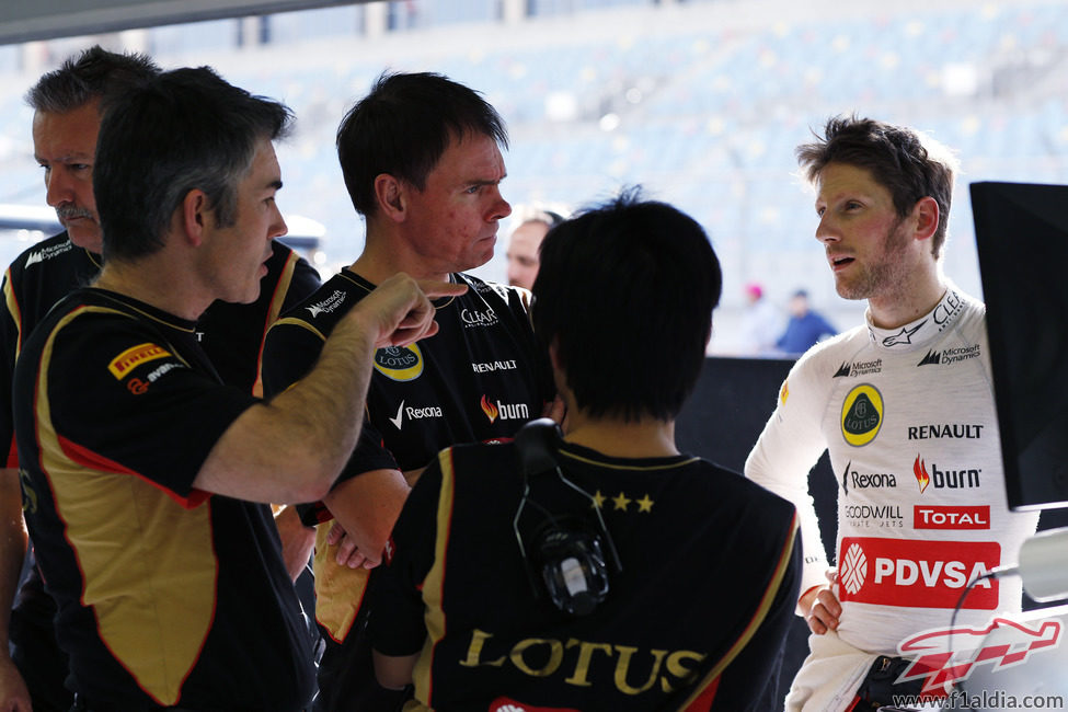 Romain Grosjean habla con Ayao Komatsu, Nick Chester y Alan Permane