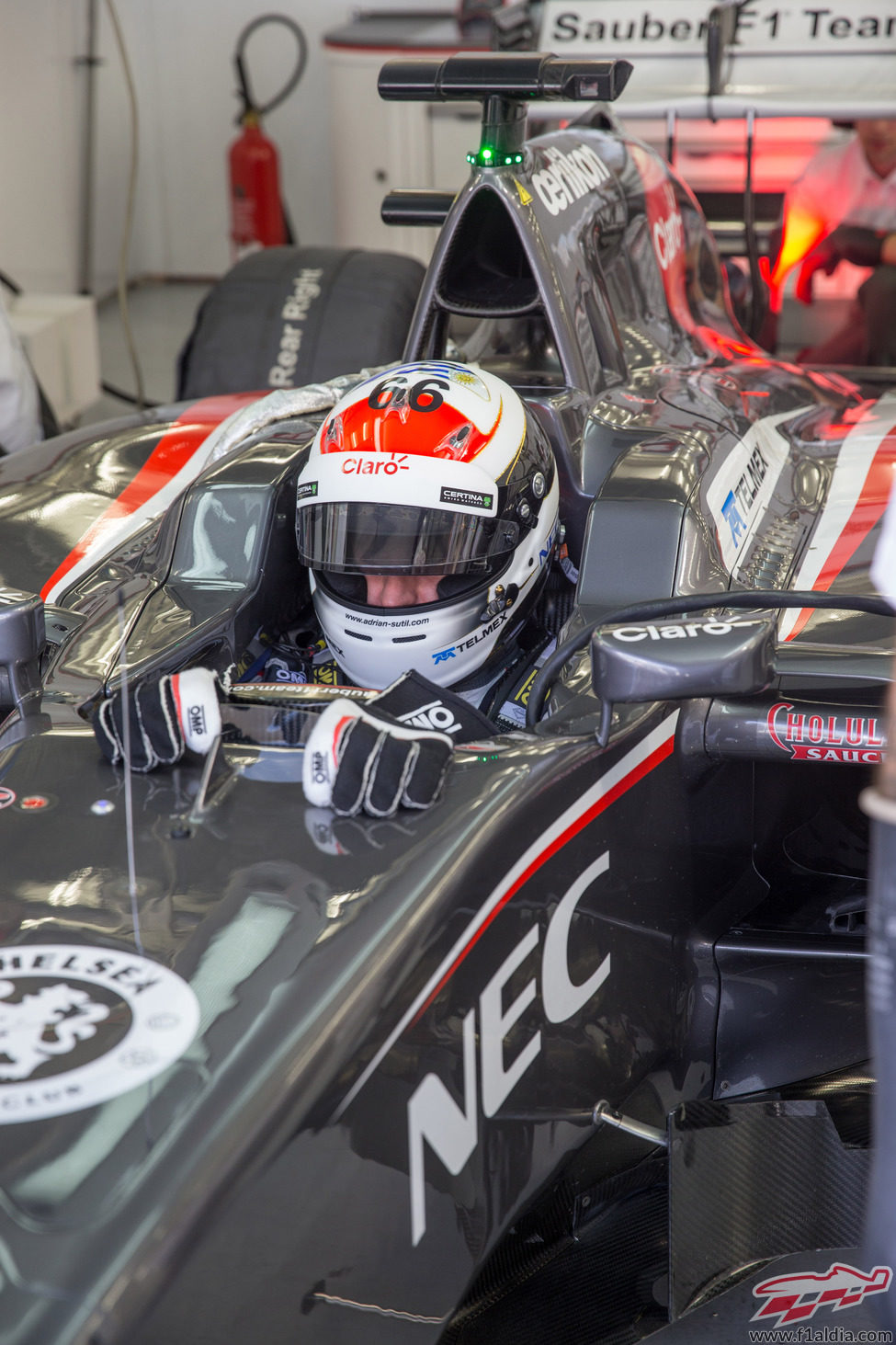 Adrian Sutil subido al Sauber C33 en el garaje