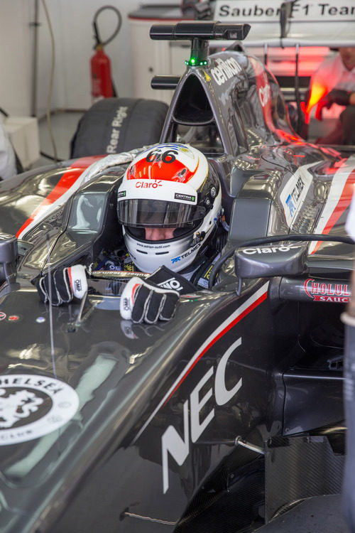Adrian Sutil subido al Sauber C33 en el garaje