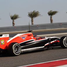 Jules Bianchi afronta una de las curvas de Sakhir