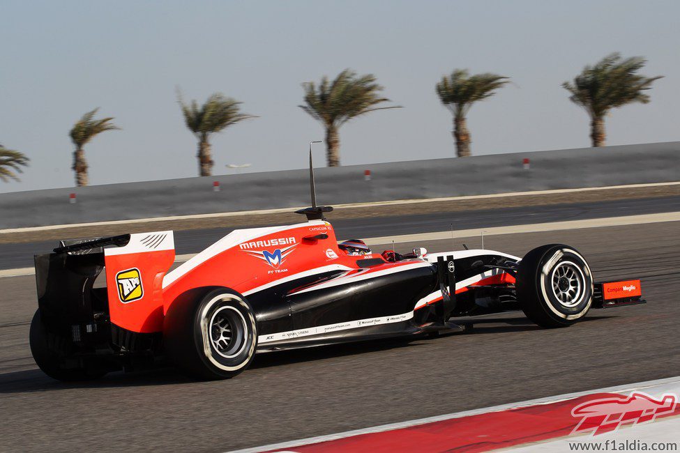 Jules Bianchi afronta una de las curvas de Sakhir