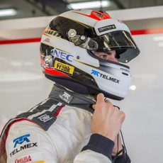 Adrian Sutil se ajusta el casco antes de subirse al Sauber