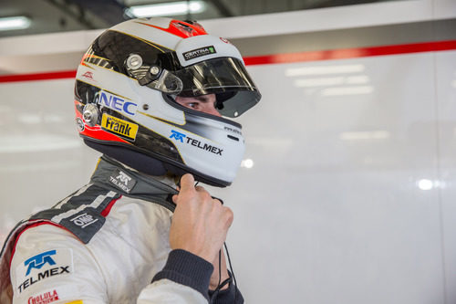 Adrian Sutil se ajusta el casco antes de subirse al Sauber