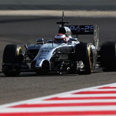 Kevin Magnussen avanza con el McLaren en Baréin