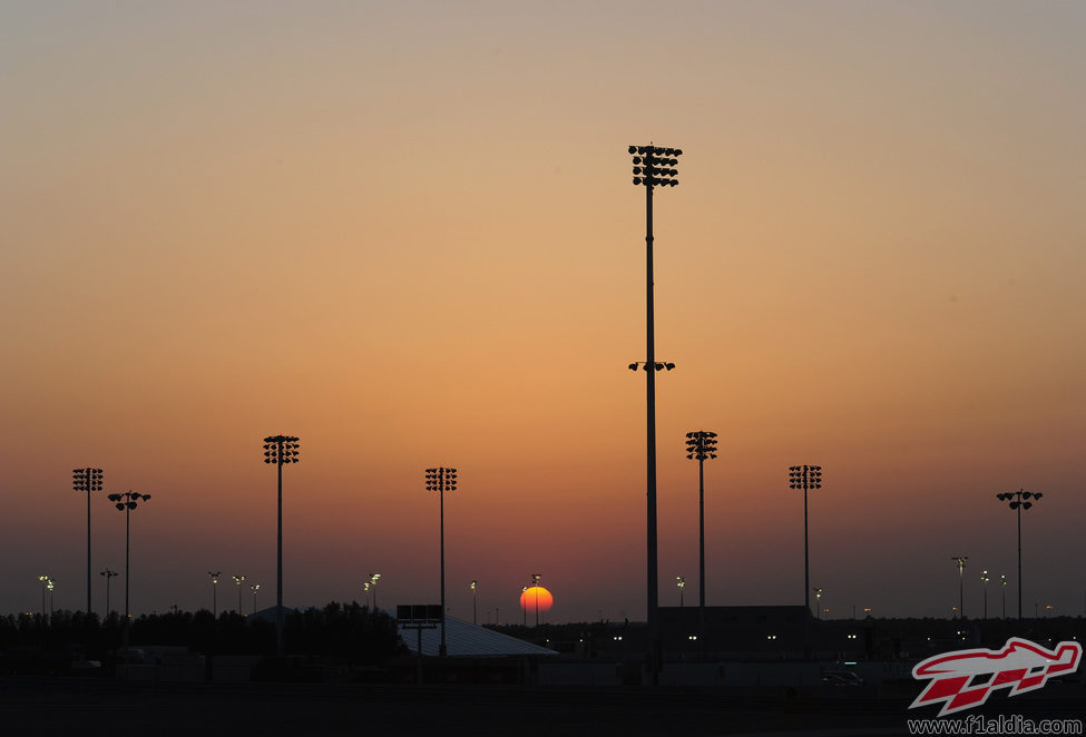 Bella postal del atardecer en Baréin