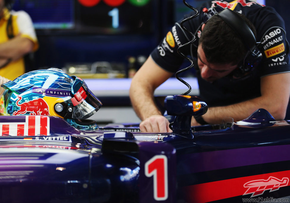 Comprobaciones en el coche de Sebastian Vettel