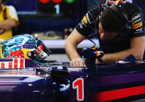 Comprobaciones en el coche de Sebastian Vettel