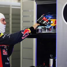 Sebastian Vettel coge su casco antes de salir a pista