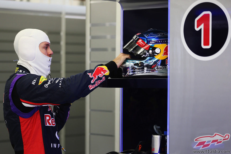Sebastian Vettel coge su casco antes de salir a pista