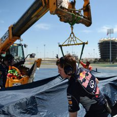 La grúa recoge el RB10 de Sebastian Vettel