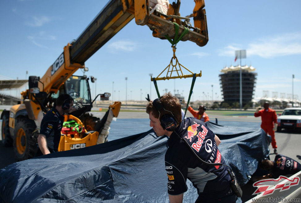 La grúa recoge el RB10 de Sebastian Vettel