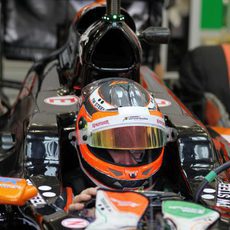 Nico Hülkenberg sentado en su Force India VJM07