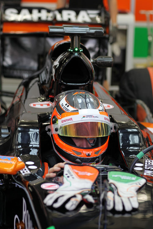 Nico Hülkenberg sentado en su Force India VJM07