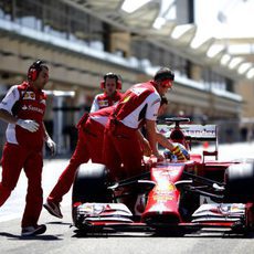 Fernando Alonso regresa a boxes