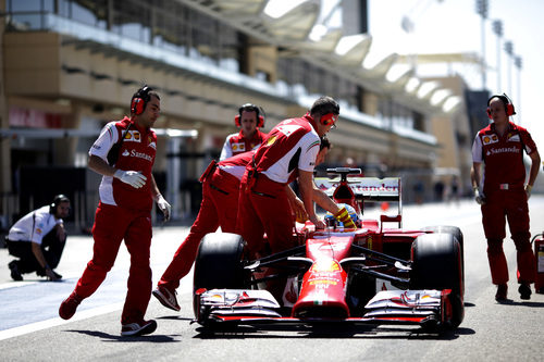 Fernando Alonso regresa a boxes