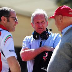 Stefano Domenicali, Helmut Marko y Niki Lauda en Baréin