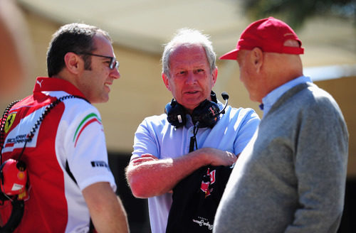 Stefano Domenicali, Helmut Marko y Niki Lauda en Baréin