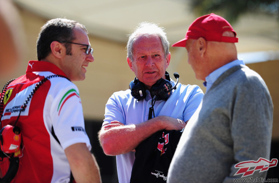 Stefano Domenicali, Helmut Marko y Niki Lauda en Baréin