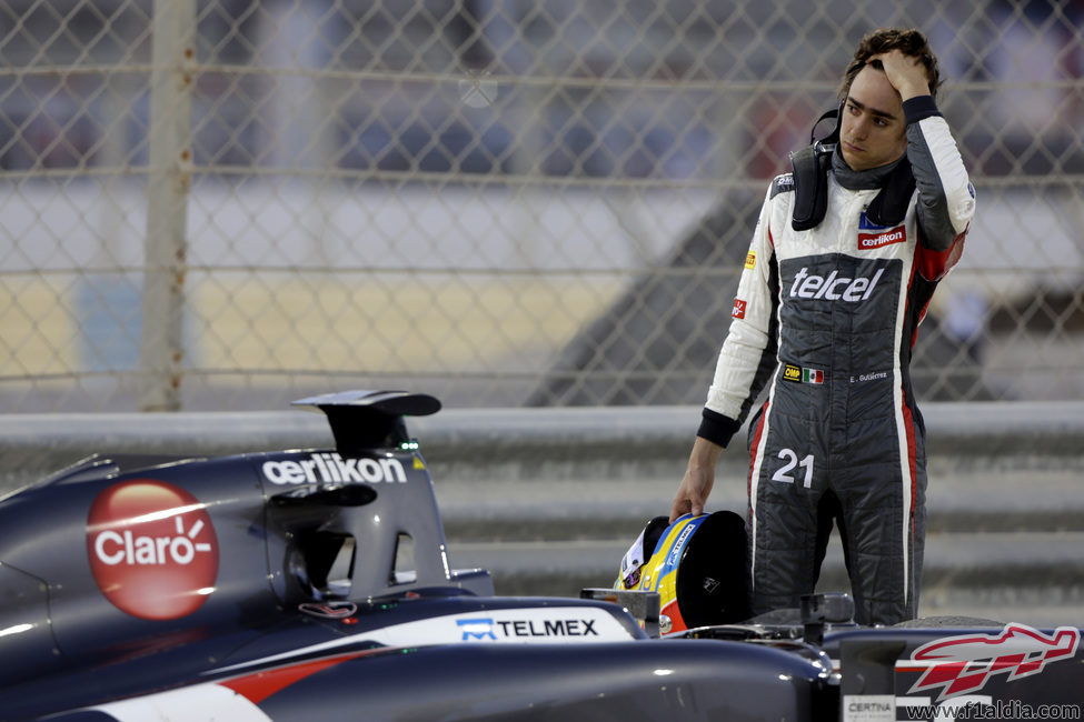 Frustración de Esteban Gutiérrez tras quedarse parado en pista